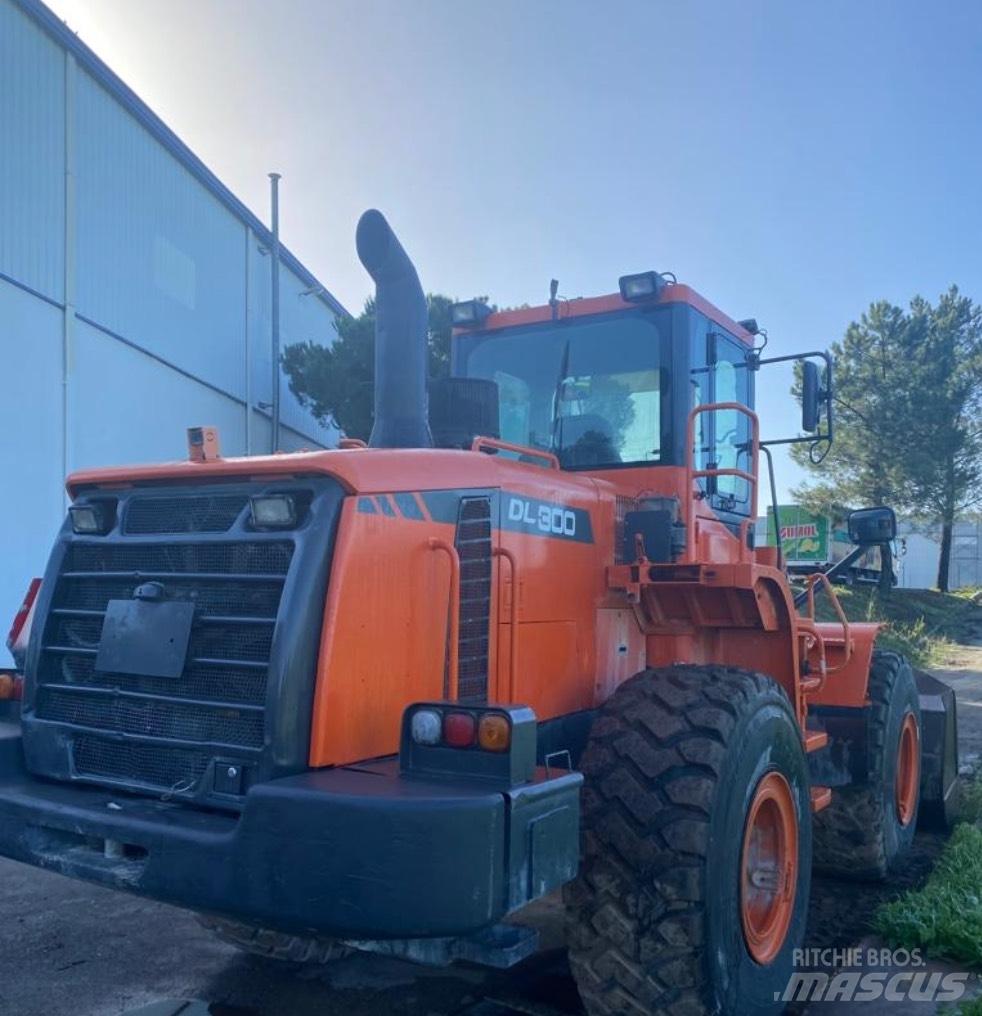 Doosan DL 300 Iekrāvēji uz riteņiem