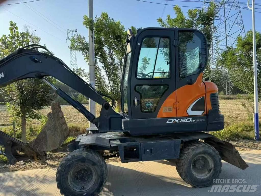 Doosan DX60W Ekskavatori uz riteņiem