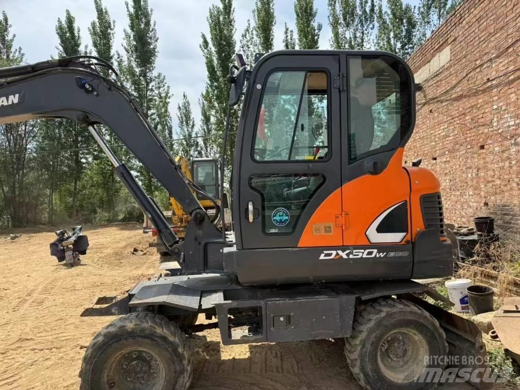 Doosan DX60W Ekskavatori uz riteņiem