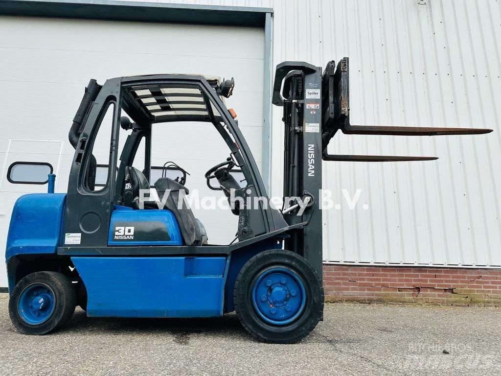 Nissan FGD 02A-300 Tehnika ar dīzeļa dzinēju