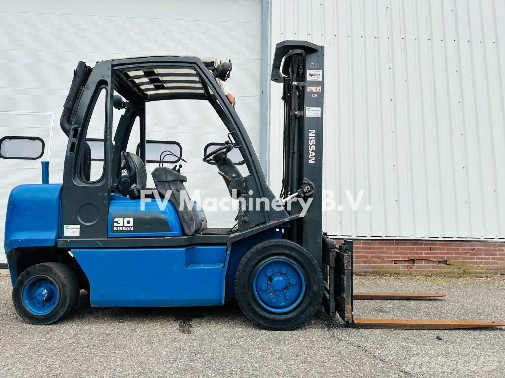Nissan FGD 02A-300 Tehnika ar dīzeļa dzinēju