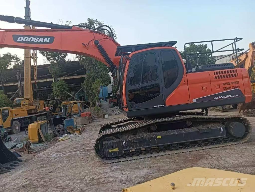 Doosan DX 225 Iekrāvēji uz riteņiem