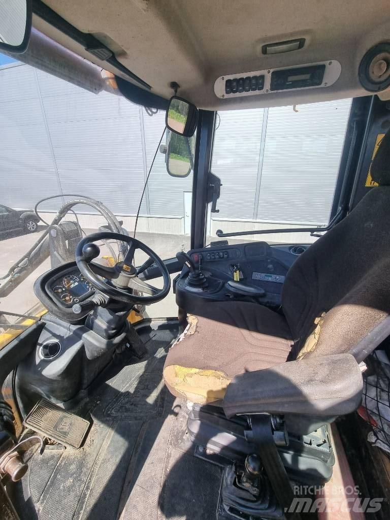 JCB 427 Iekrāvēji uz riteņiem