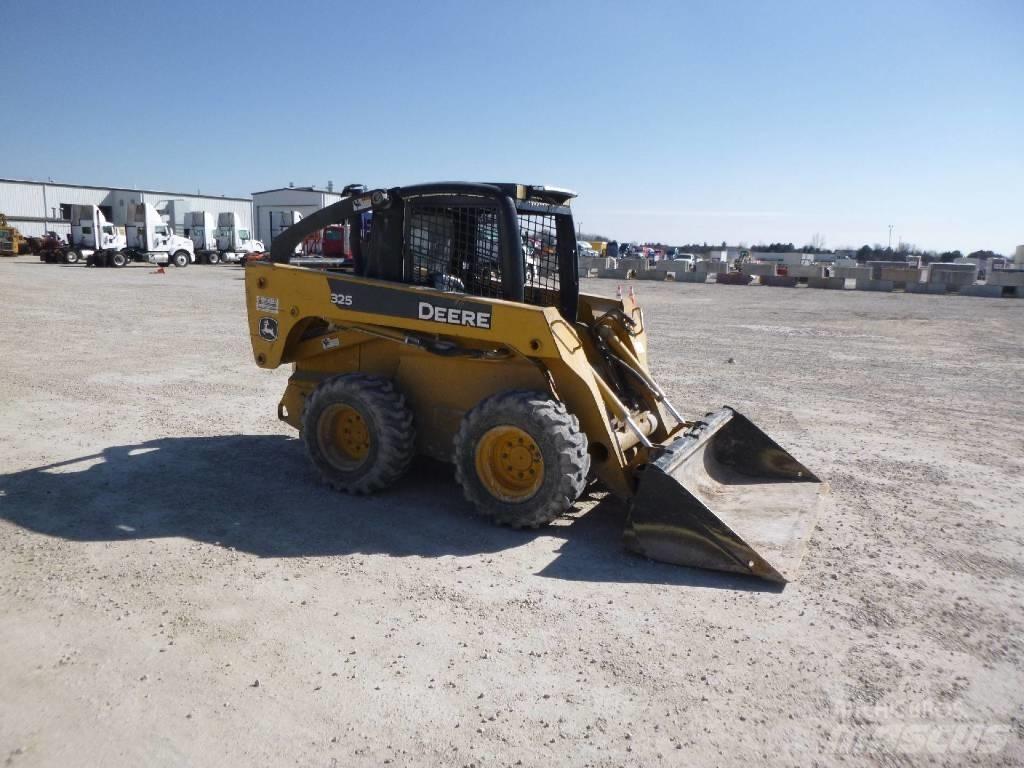 John Deere 325 Lietoti riteņu kompaktiekrāvēji