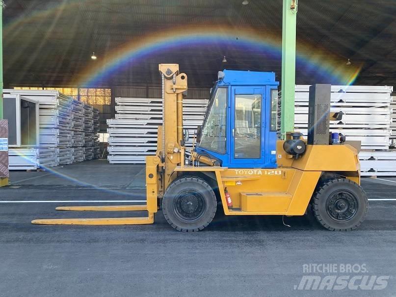Toyota 4FD120 Tehnika ar dīzeļa dzinēju
