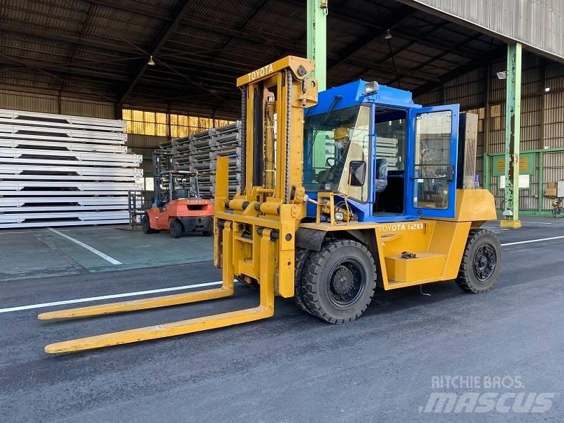 Toyota 4FD120 Tehnika ar dīzeļa dzinēju