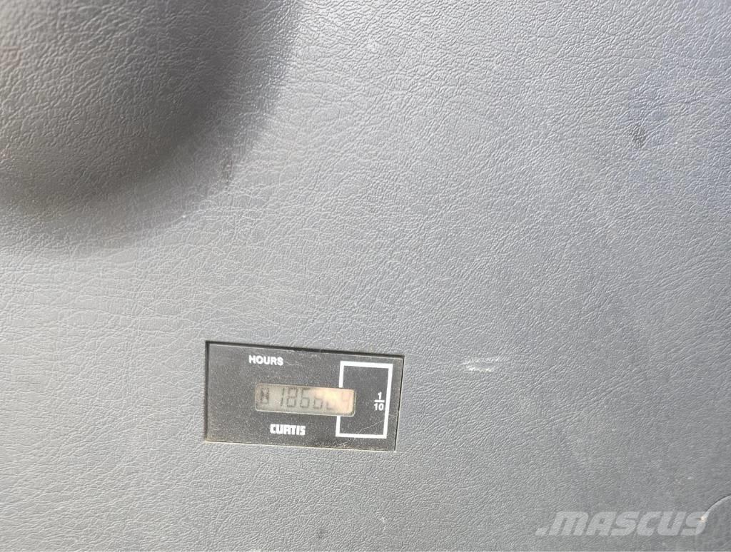 Hyundai Robex 300 LC Kāpurķēžu ekskavatori