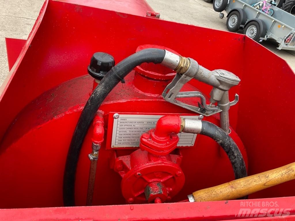  AGRITEK FUEL BOWSER Degvielas un piedevu tvertnes