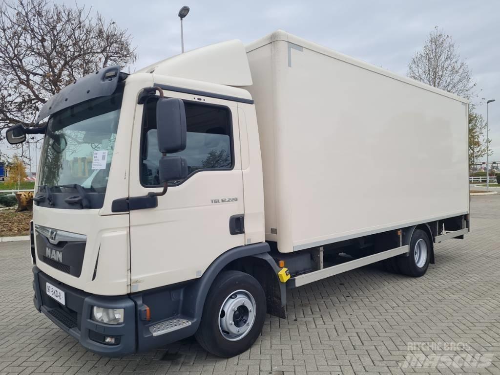 MAN 12.220 / 5.5m / LIFT Furgons