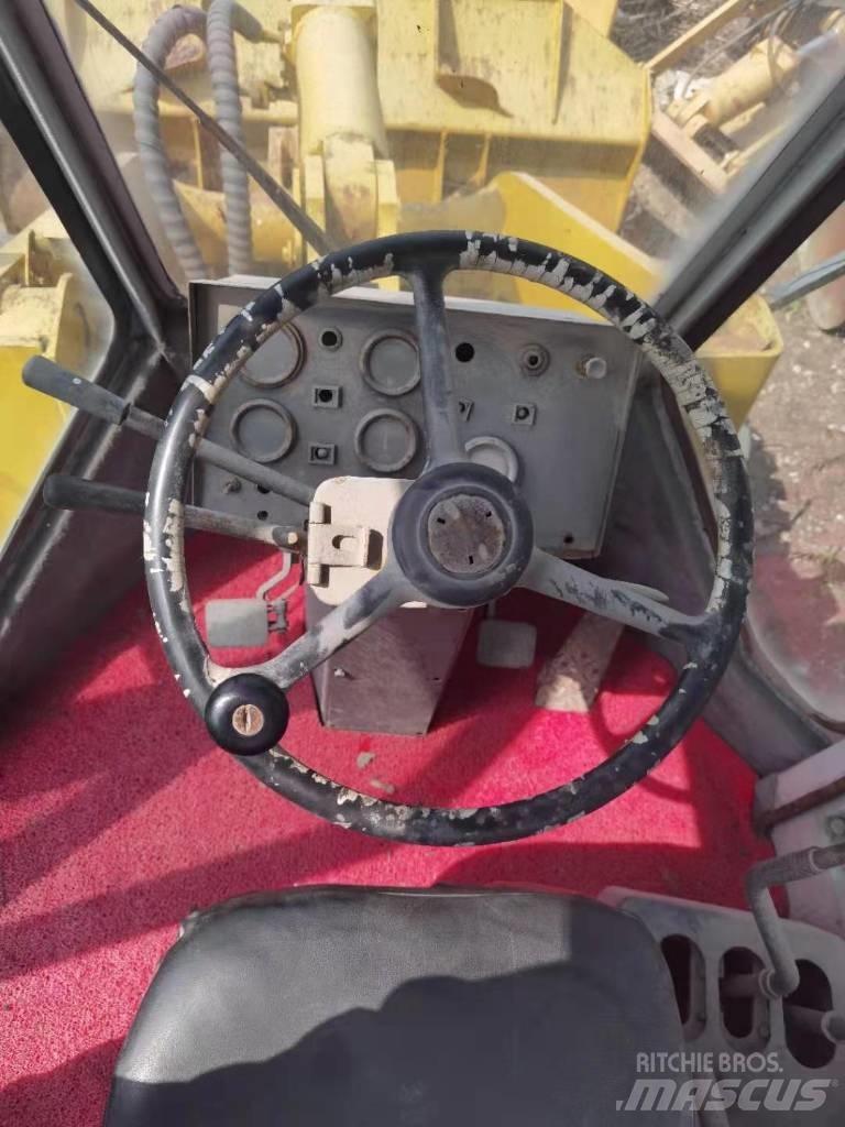 Komatsu WA 300 Iekrāvēji uz riteņiem