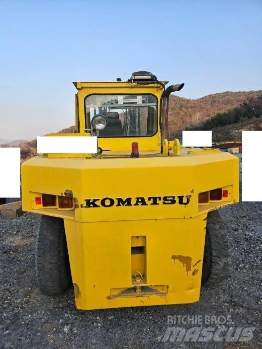 Komatsu FD 150 Lielaugstuma pārvadātājs