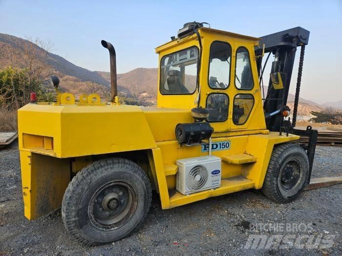 Komatsu FD 150 Lielaugstuma pārvadātājs