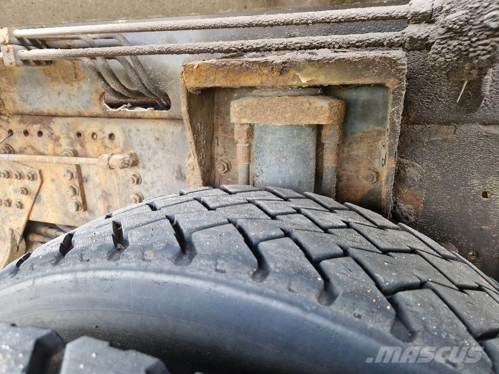 Ginaf M 3232-S Treileri ar āķi