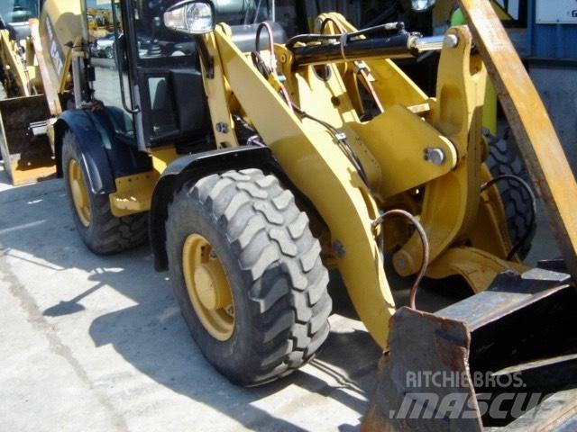 CAT 906 M Iekrāvēji uz riteņiem
