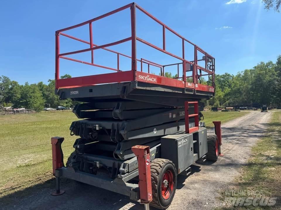 SkyJack SJ 9250 RT Šķerveida pacēlāji