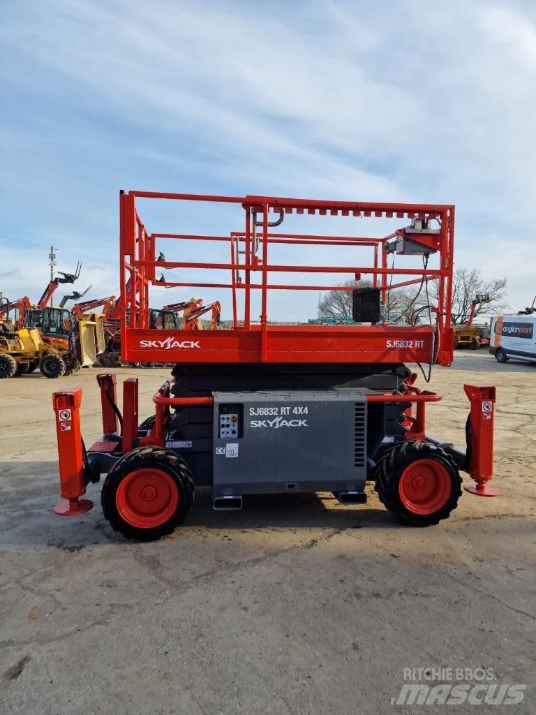 SkyJack SJ 6832 RT Šķerveida pacēlāji