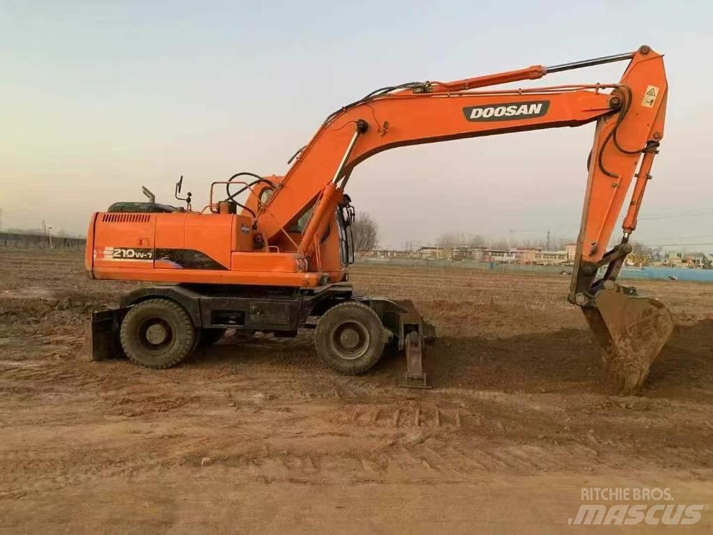 Doosan DH 210 W-7 Ekskavatori uz riteņiem