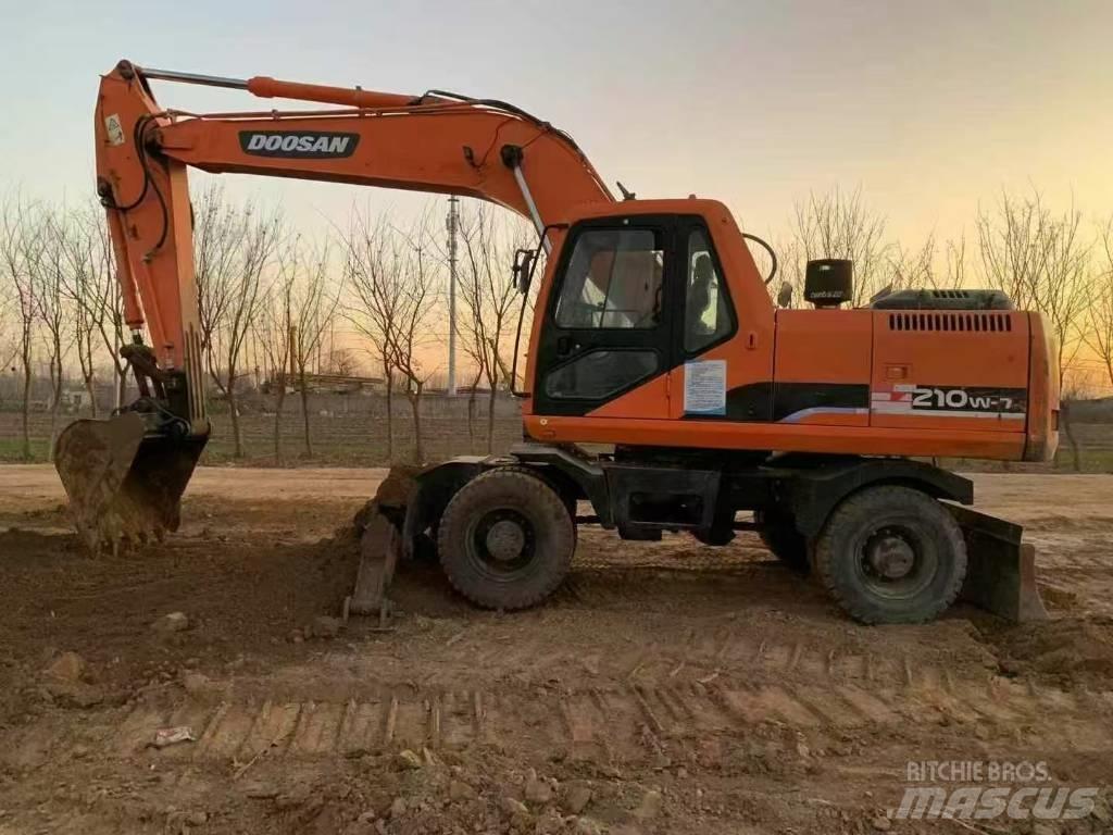 Doosan DH 210 W-7 Ekskavatori uz riteņiem