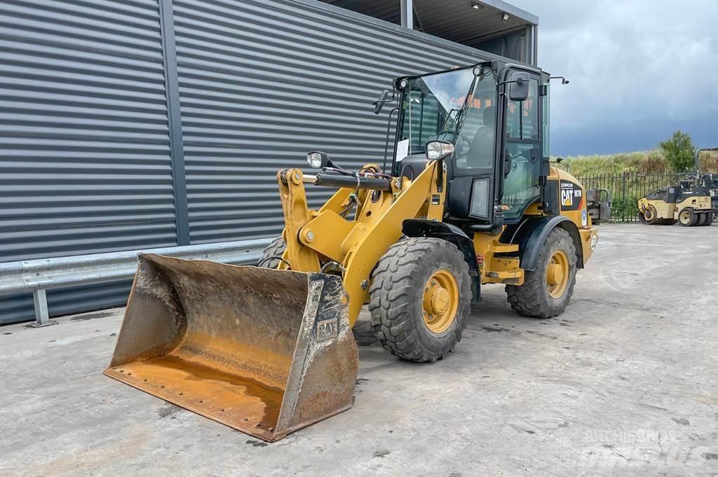CAT 907M Iekrāvēji uz riteņiem