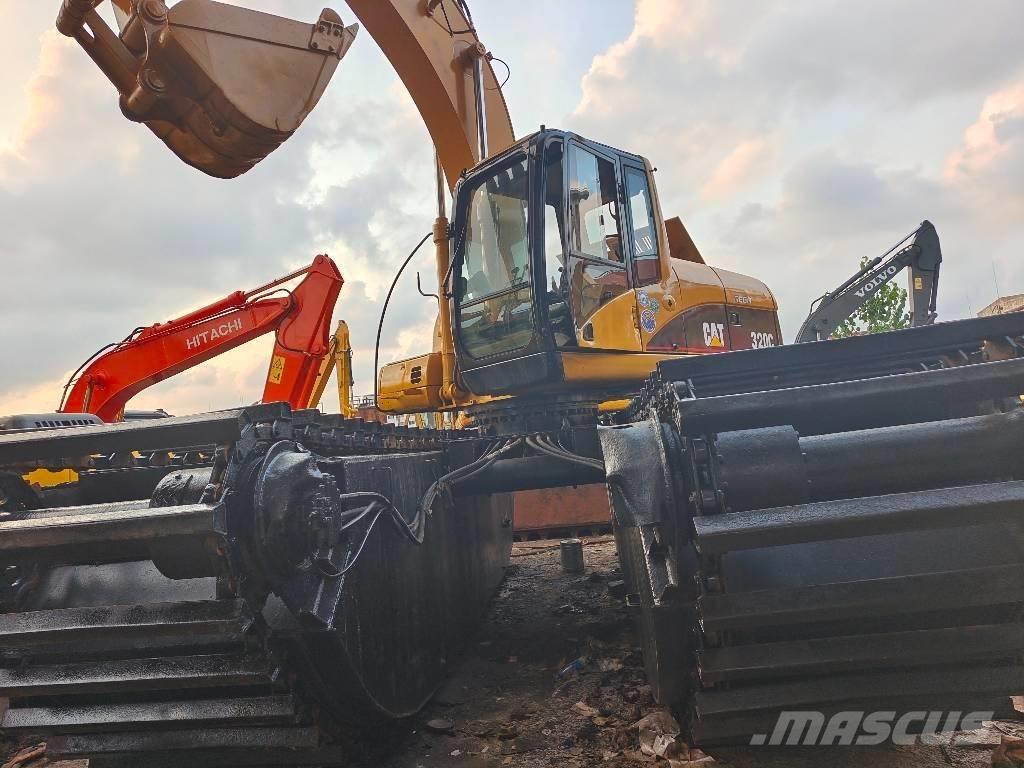 CAT 320 C Amfībijas tipa ekskavatori