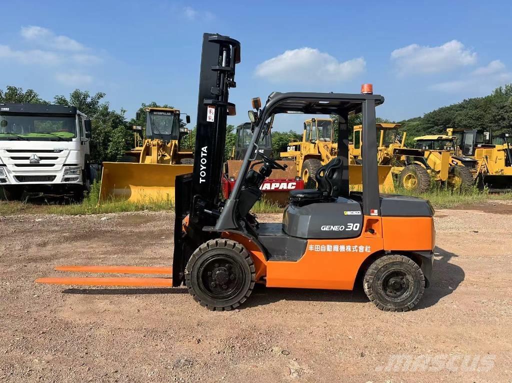 Toyota 30 Forklift Tehnika ar dīzeļa dzinēju