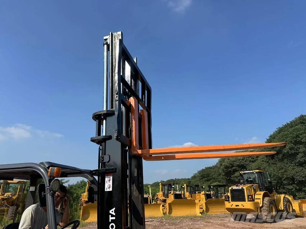 Toyota 30 Forklift Tehnika ar dīzeļa dzinēju