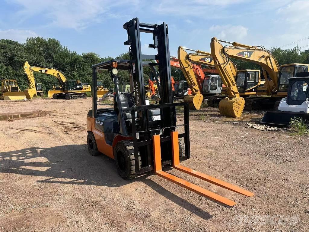 Toyota 30 Forklift Tehnika ar dīzeļa dzinēju