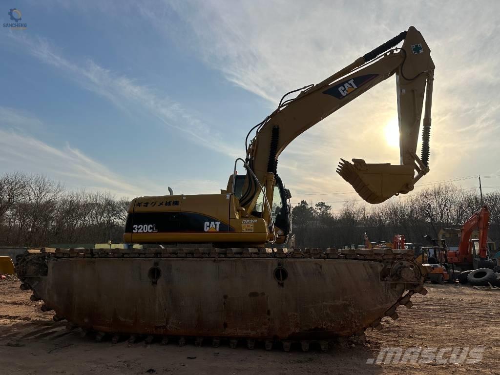 CAT 320CL Amfībijas tipa ekskavatori