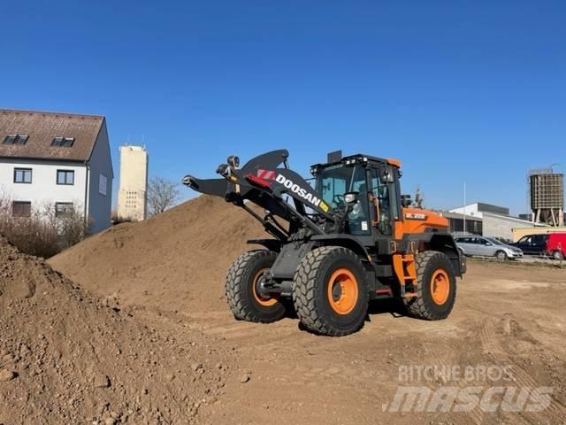 Doosan DL 220 Iekrāvēji uz riteņiem