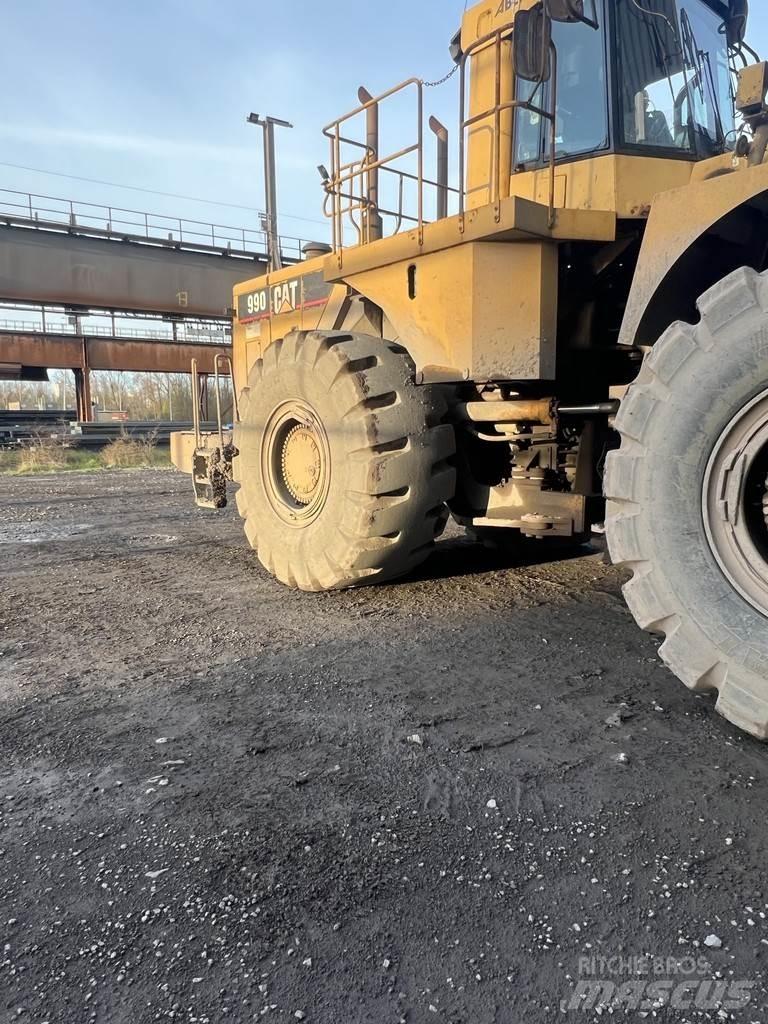 CAT 990 Iekrāvēji uz riteņiem