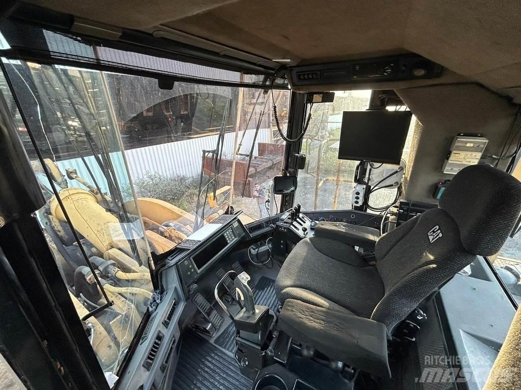 CAT 990 Iekrāvēji uz riteņiem
