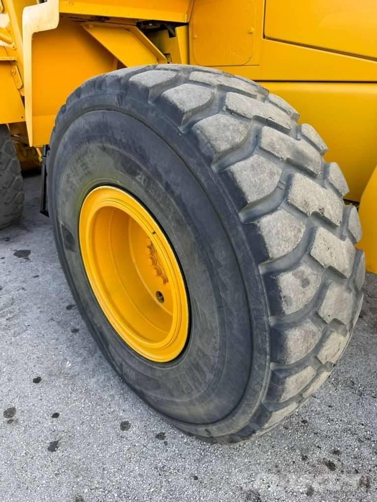 Komatsu WA 320-5L Iekrāvēji uz riteņiem