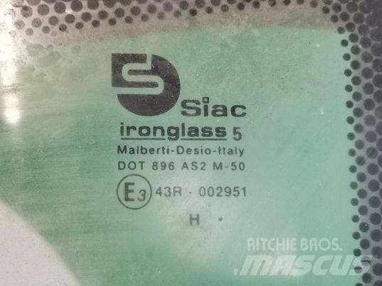 CAT TH417C door Kabīnes un interjers