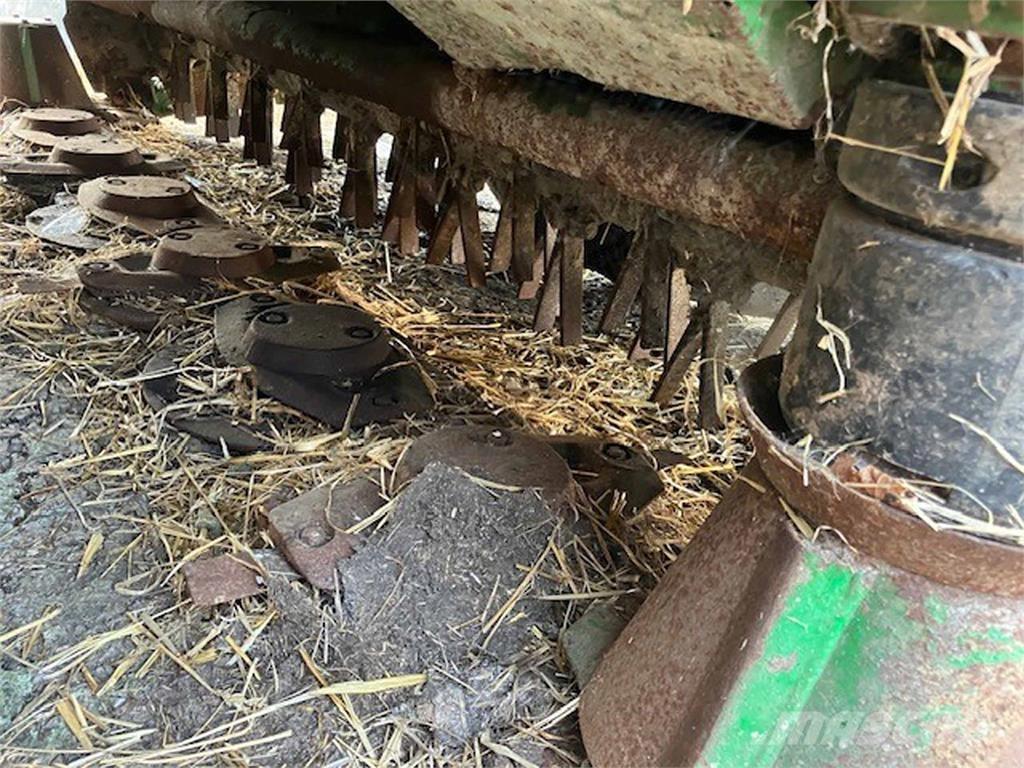 John Deere 131 Cits lopbarības novācēju, kombainu aprīkojums