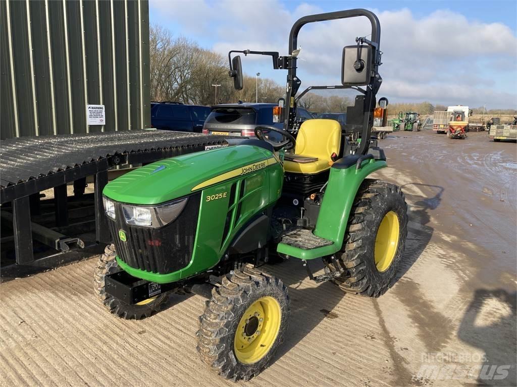 John Deere 3025E Kompaktie traktori