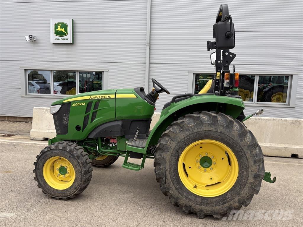 John Deere 4052M Kompaktie traktori