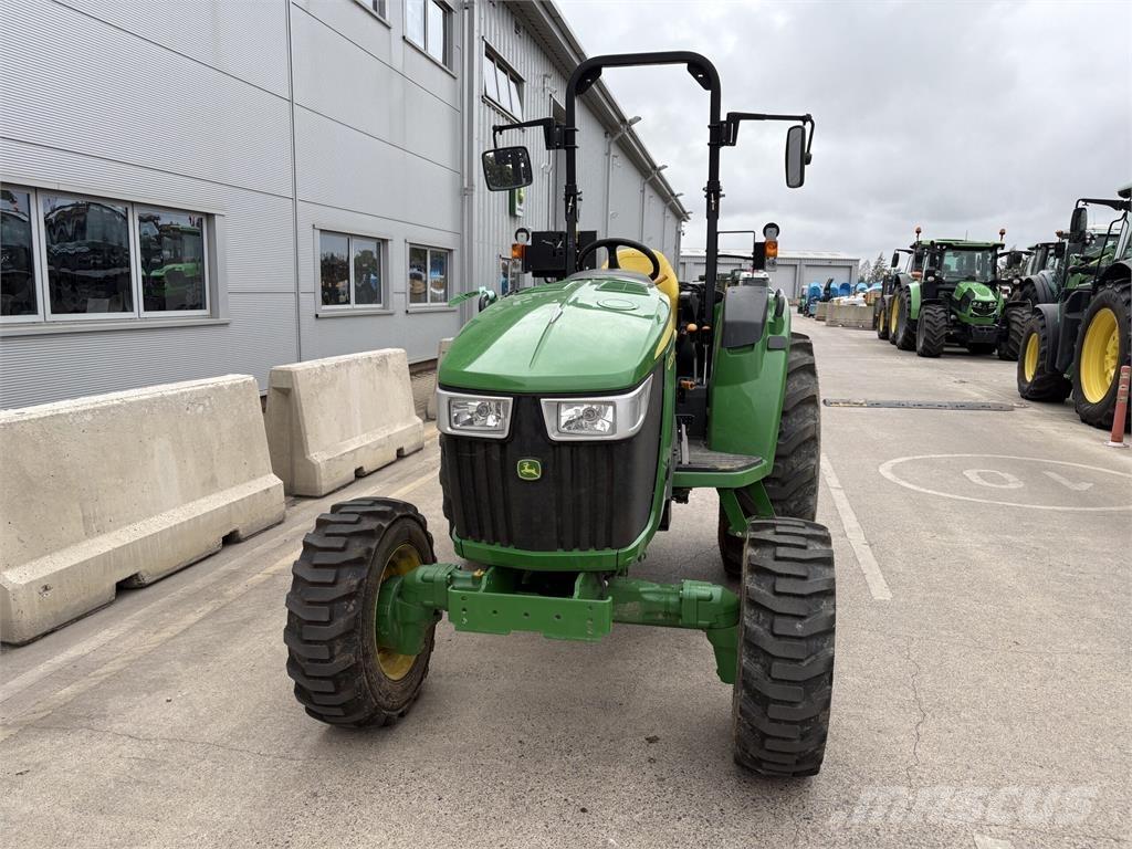 John Deere 4052M Kompaktie traktori