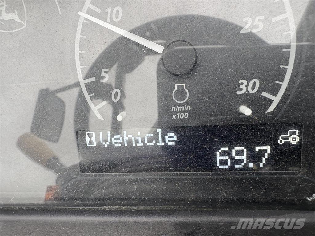 John Deere 4052M Kompaktie traktori