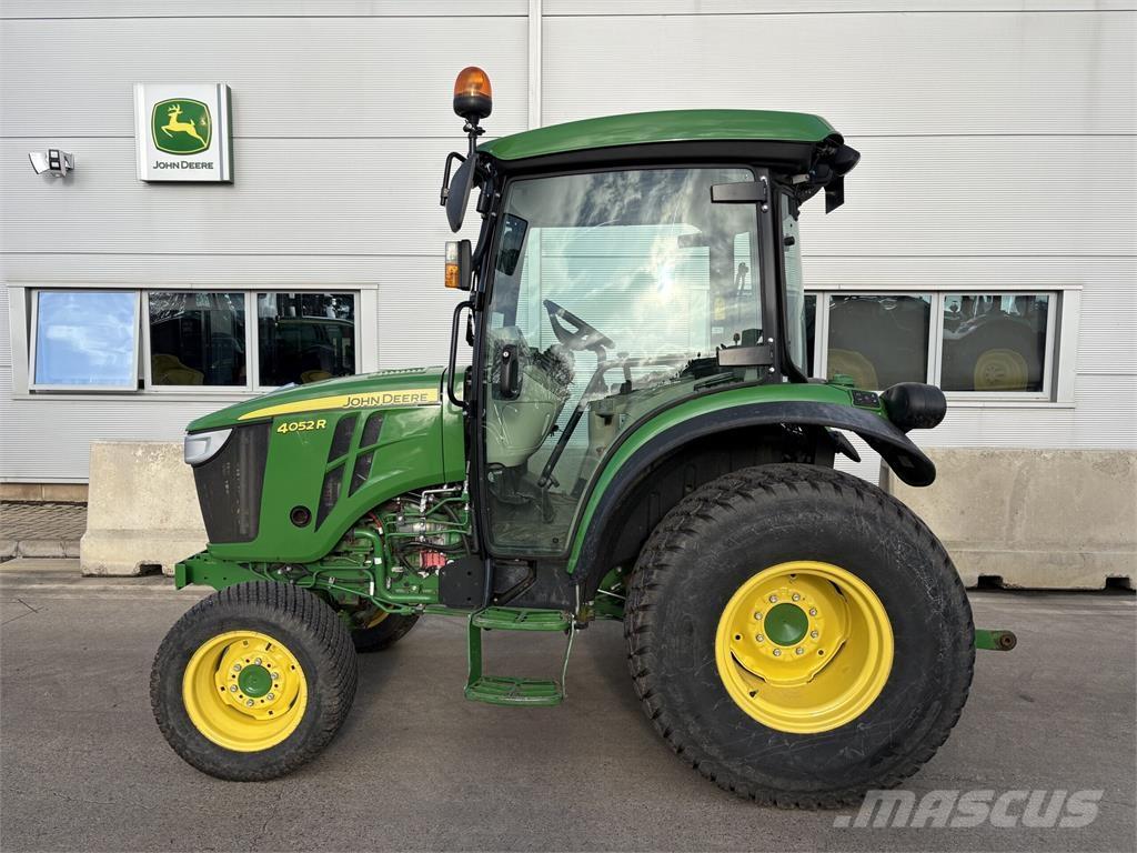 John Deere 4052R Kompaktie traktori