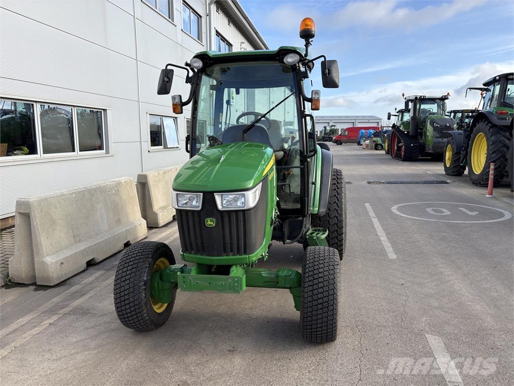 John Deere 4052R Kompaktie traktori