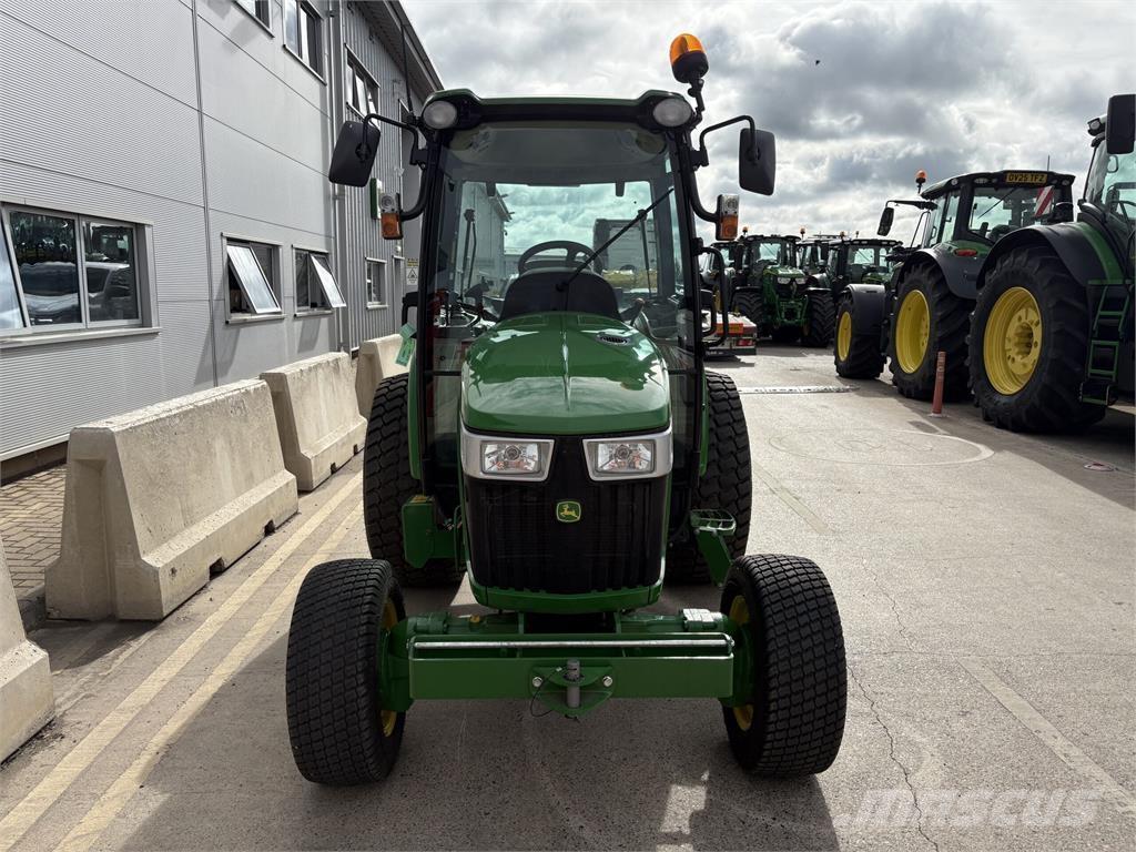 John Deere 4066R Kompaktie traktori
