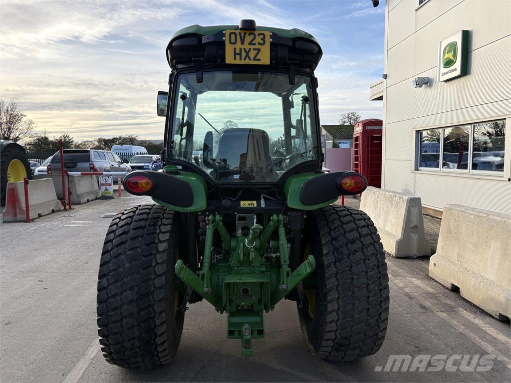John Deere 4066R Kompaktie traktori