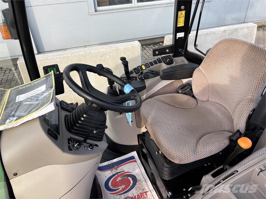 John Deere 4066R Kompaktie traktori