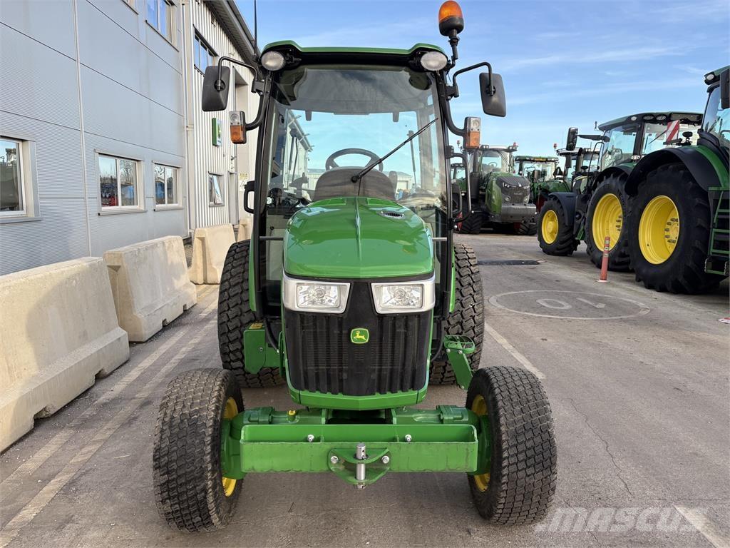 John Deere 4066R Kompaktie traktori