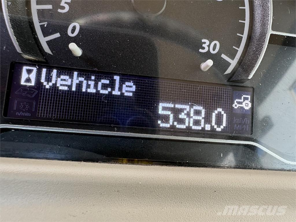 John Deere 4066R Kompaktie traktori