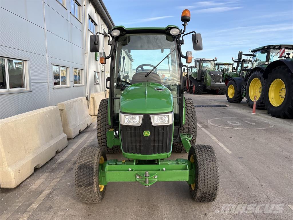 John Deere 4066R Kompaktie traktori