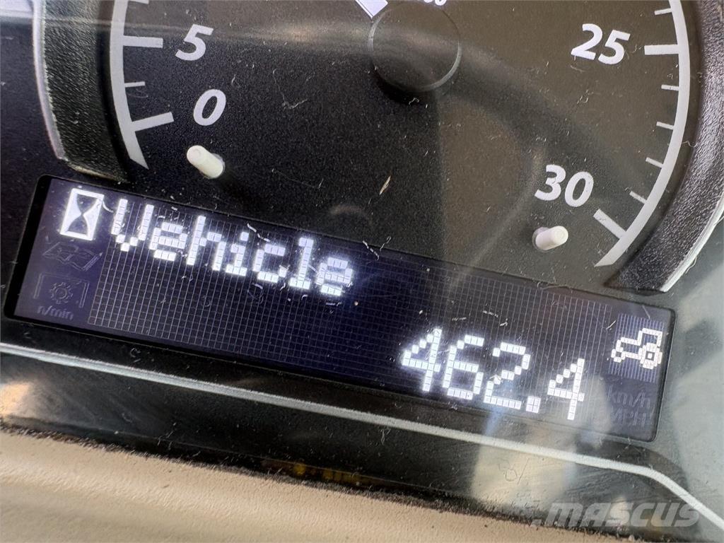 John Deere 4066R Kompaktie traktori