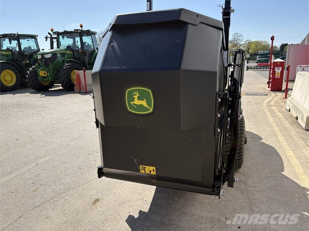 John Deere X950R Mauriņa traktors
