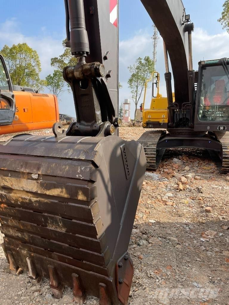 Volvo 220D Kāpurķēžu ekskavatori