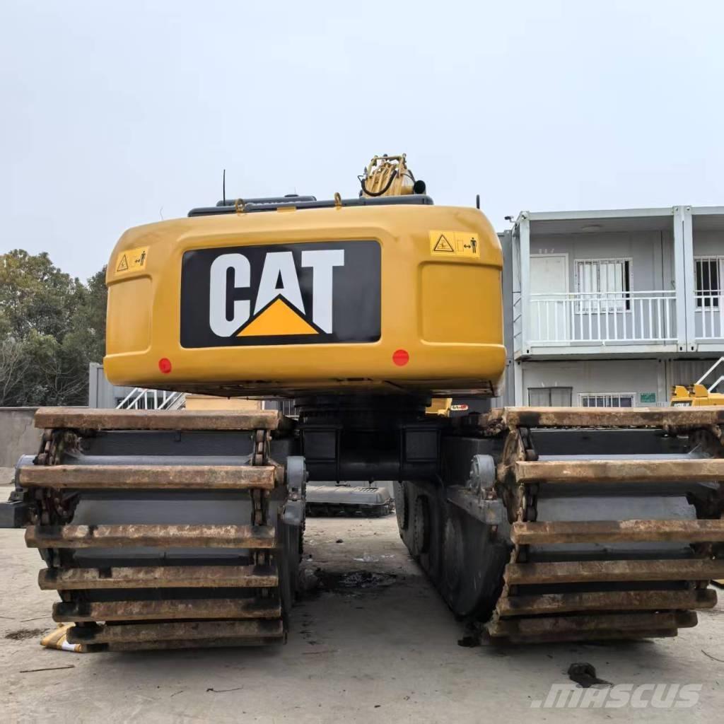 CAT 320 D Amfībijas tipa ekskavatori